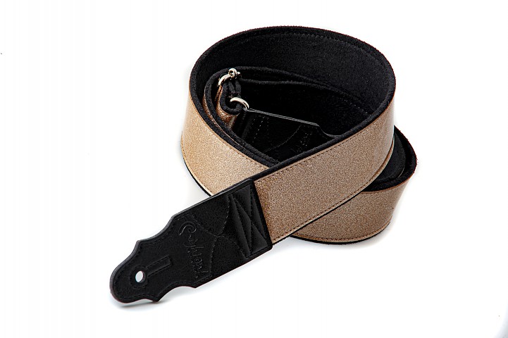 Modelo GLITTER II GOLD Correa para guitarra y bajo fabricada en 5 cm de ancho, microfibra técnica antideslizante en la parte interna, acolchado de látex de baja densidad de 2mm de grosor, adornada con purpurina sin escamas en la superficie .